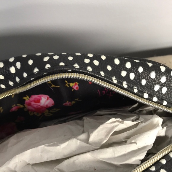 BETSEY JOHNSON QUILTED HEARTS COSMETIC BAG NWT - Picture 4 of 4